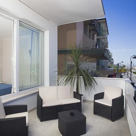 Aparthotel White & 3*