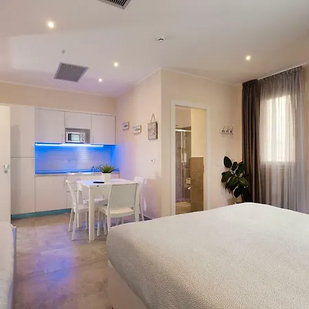 Aparthotel White & 3*